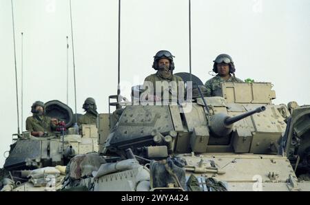 Première Guerre du Golfe : 26 mars 1991 les véhicules de combat Bradley passent par le dernier point de contrôle de l'armée américaine, à seulement 8 km au sud de Nasiriyah dans le sud de l'Irak. Banque D'Images