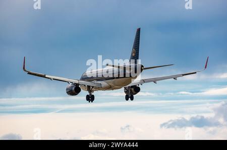 Ein Airbus A320-232 von Royal Jordanians Airlines befindet sich im Endlandeanflug auf den Flughafen Zürich. Enregistrement JY-AZC. (Zürich, Schweiz, 10. Banque D'Images