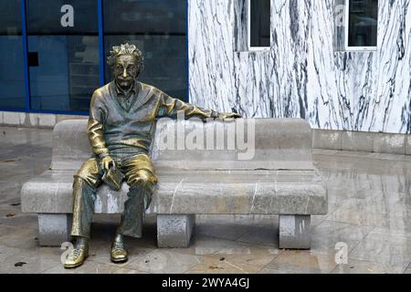 Statue d'Albert Einstein assise sur un banc devant le musée des Sciences dans le Parque de las Ciencias, Grenade, Espagne Banque D'Images