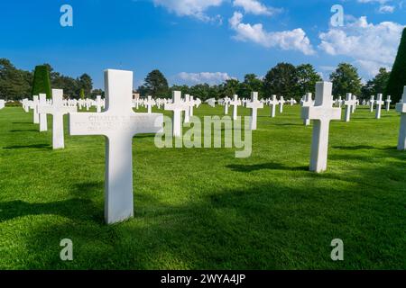 NORMANDIE, FRANCE - 1er juin 2017 : rangées de croix blanches marquant les tombes du cimetière américain Colleville-sur-mer Omaha d-Day Beach Normandie Banque D'Images