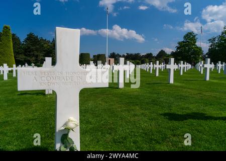 NORMANDIE, FRANCE - 1er juin 2017 : rangées de croix blanches marquant les tombes du cimetière américain Colleville-sur-mer Omaha d-Day Beach Normandie Banque D'Images