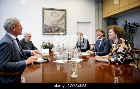 LA HAYE - Kim Putters (président du SER), Ingrid Thijssen (présidente du VNO-NCW) et Tuur Elzinga (président du FNV) avant le début d'une conversation avec les informateurs Elbert Dijkgraaf et Richard van Zwol. ANP KOEN VAN WEEL pays-bas Out - belgique Out Banque D'Images