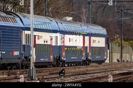 Eine Zürcher S-Bahn vom SBB re 450. Steht als S7 (S-Bahn 7) mit Ziel Rapperswil im Bahnhof von Bassersdorf. (Bassersdorf, Schweiz, 04.02.2024) Banque D'Images