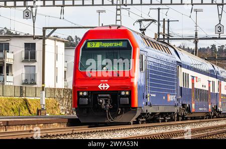 Eine Zürcher S-Bahn vom SBB re 450. fährt als S7 (S-Bahn 7) in der Bahnhof Bassersdorf ein. (Bassersdorf, Schweiz, 04.02.2024) Banque D'Images