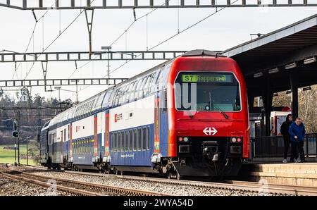 Eine Zürcher S-Bahn vom SBB re 450. Steht als S7 (S-Bahn 7) mit Ziel Rapperswil im Bahnhof von Bassersdorf. (Bassersdorf, Schweiz, 04.02.2024) Banque D'Images