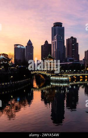 Guiyang, Chine - 09 février 2022 : la célèbre tour Jiaxiu et le pont Fuyu se reflètent sur la rivière au cœur du centre-ville de Guiyang dans le sud-ouest du C. Banque D'Images