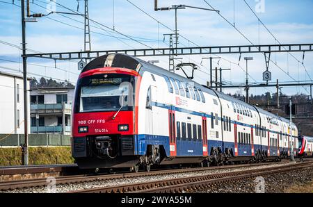 Eine Zürcher S-Bahn der Linie S24 (S-Bahn 24) vom Typ SBB Rabe 514 fährt in den Bahnhof Bassersdorf im Zürcher Unterland ein. (Bassersdorf, Schweiz, 0 Banque D'Images