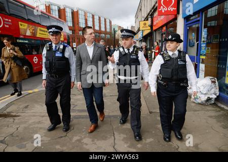 Londres, Royaume-Uni : 5 avril 2024 : le candidat libéral démocrate au maire de Londres Rob Blackie s'entretient avec des officiers de la police métropolitaine sur le Beat à Wimbledon lors du lancement de son plan pour réparer le met. Crédit : Andy Sillett/Alamy Live News Banque D'Images