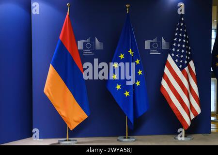 Bruxelles, Belgique. 05th Apr, 2024. Les drapeaux de l'Arménie, de l'Union européenne et des États-Unis se tiendront avant la réunion de haut niveau UE-États-Unis-Arménie pour soutenir la résilience de l'Arménie à Bruxelles, Belgique, le 5 avril 2024. Crédit : ALEXANDROS MICHAILIDIS/Alamy Live News Banque D'Images