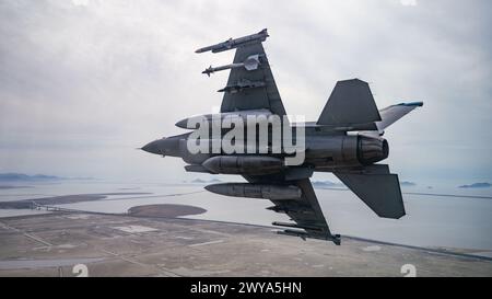 Deux F-16 Fighting Falcons du 35th Fighter Squadron survolent la côte sud de la République de Corée, le 2 avril 2024 Banque D'Images