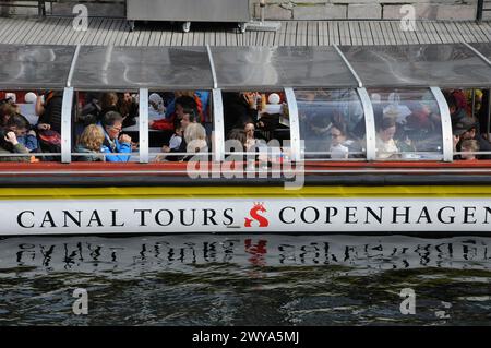 Copenhague, Danemark /05 avril 2024/.visite des canaux Copenhague croisière canard dans le canal de Copenhague ou canal dans la capitale danoise. (Photo.Francis Joseph Dean/Dean Pictures) Banque D'Images