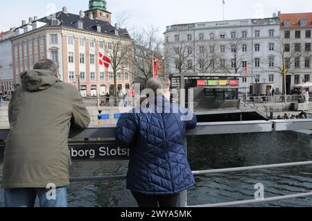 Copenhague, Danemark /05 avril 2024/.visite des canaux Copenhague croisière canard dans le canal de Copenhague ou canal dans la capitale danoise. (Photo.Francis Joseph Dean/Dean Pictures) Banque D'Images