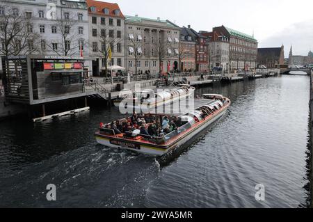 Copenhague, Danemark /05 avril 2024/.visite des canaux Copenhague croisière canard dans le canal de Copenhague ou canal dans la capitale danoise. (Photo.Francis Joseph Dean/Dean Pictures) Banque D'Images