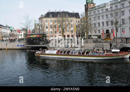 Copenhague, Danemark /05 avril 2024/.visite des canaux Copenhague croisière canard dans le canal de Copenhague ou canal dans la capitale danoise. (Photo.Francis Joseph Dean/Dean Pictures) Banque D'Images