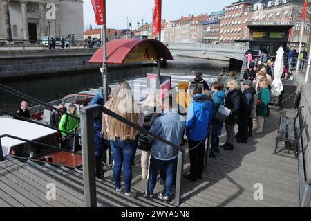 Copenhague, Danemark /05 avril 2024/.visite des canaux Copenhague croisière canard dans le canal de Copenhague ou canal dans la capitale danoise. (Photo.Francis Joseph Dean/Dean Pictures) Banque D'Images