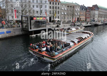 Copenhague, Danemark /05 avril 2024/.visite des canaux Copenhague croisière canard dans le canal de Copenhague ou canal dans la capitale danoise. (Photo.Francis Joseph Dean/Dean Pictures) Banque D'Images