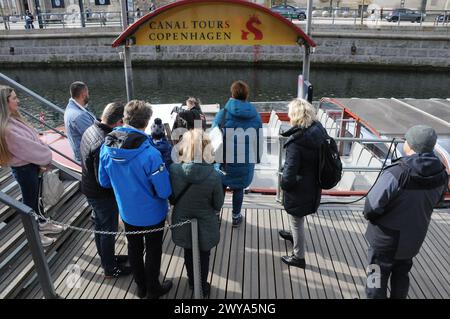 Copenhague, Danemark /05 avril 2024/.visite des canaux Copenhague croisière canard dans le canal de Copenhague ou canal dans la capitale danoise. (Photo.Francis Joseph Dean/Dean Pictures) Banque D'Images