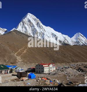 Petits hôtels à Gorakshep, derniers lodges avant le camp de base de l'Everest, Népal. Banque D'Images