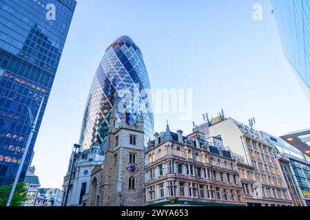 Londres, Royaume-Uni - 20 mai 2023 : le Gherkin, anciennement 30 St Mary axe et anciennement connu sous le nom de Swiss Re Building, un gratte-ciel commercial en verre à Londres Banque D'Images