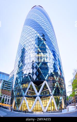 Londres, Royaume-Uni - 20 mai 2023 : le Gherkin, anciennement 30 St Mary axe et anciennement connu sous le nom de Swiss Re Building, un gratte-ciel commercial en verre à Londres Banque D'Images