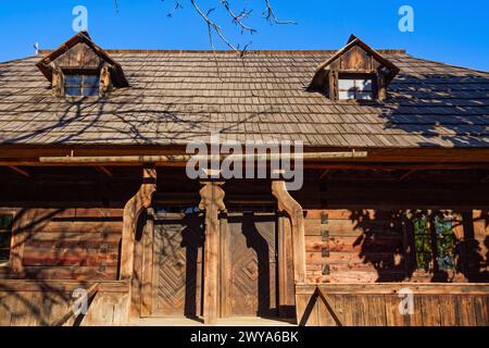 Villages paysans authentiques présentant la vie traditionnelle du village roumain à l'intérieur du Musée national du village Dimitrie Gusti, Bucarest, Roumanie, Europe C. Banque D'Images