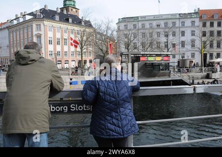 Copenhague, Danemark /05 avril 2024/.visite des canaux Copenhague croisière canard dans le canal de Copenhague ou canal dans la capitale danoise. Photo.Francis Joseph Dean/Dean Pictures Banque D'Images