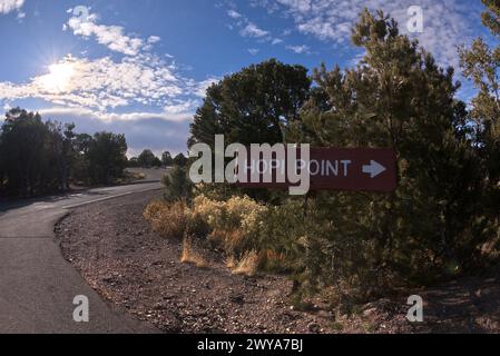 Un panneau marquant l'entrée à sens unique de Hopi point depuis Hermit Road au Grand Canyon, Arizona, États-Unis d'Amérique, Amérique du Nord Copyright : Steven Banque D'Images