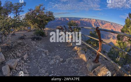 Un sentier rocheux vers le point de vue de Mohave, Grand Canyon, site du patrimoine mondial de l'UNESCO, Arizona, États-Unis d'Amérique, Amérique du Nord Copyright : Steve Banque D'Images