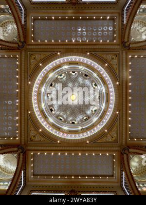 Un angle bas d'un plafond en dôme avec un luminaire en verre Banque D'Images