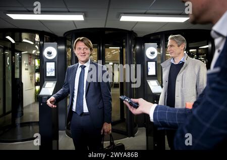 LA HAYE - Kim Putters (président du SER) et Tuur Elzinga (président du FNV) avant le début d'une conversation avec les informateurs Elbert Dijkgraaf et Richard van Zwol. ANP KOEN VAN WEEL pays-bas Out - belgique Out Banque D'Images