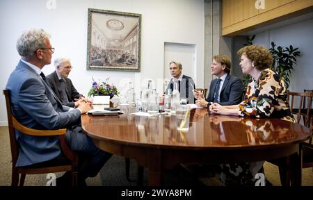 LA HAYE - Kim Putters (président du SER), Ingrid Thijssen (présidente du VNO-NCW) et Tuur Elzinga (président du FNV) avant le début d'une conversation avec les informateurs Elbert Dijkgraaf et Richard van Zwol. ANP KOEN VAN WEEL pays-bas Out - belgique Out Banque D'Images