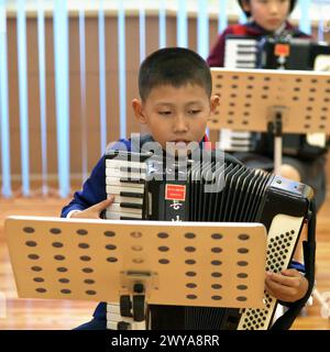 Pyongyang, Corée du Nord - 2 mai 2019 : le Palais des enfants de l'école Mangyongdae. Etablissement d'enseignement extrascolaire de Pyongyang. Garçon jouant le Banque D'Images