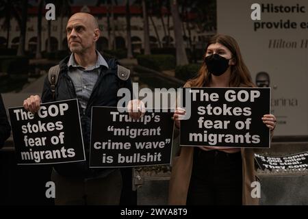 New York, États-Unis. 04th Apr, 2024. Un groupe de sympathisants migrants s'est réuni devant l'hôtel Hilton à Midtown Manhattan, New York, NY le 4 avril 2024 pour protester contre le gouverneur du Texas Greg Abbott qui était honoré par le Parti républicain de New York lors de son gala annuel. (Photo de Steve Sanchez/Sipa USA) crédit : Sipa USA/Alamy Live News Banque D'Images