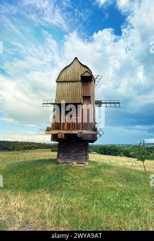 Vieux bois mill. Maison authentique dans le style vintage. Installation dans les musées de style rural traditionnel. Moulin a vent. Banque D'Images