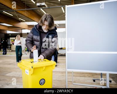 NIJMEGEN - Un étudiant vote lors d'un festival électoral à l'école professionnelle de Yuverta. Dans la perspective des élections au Parlement européen, ProDemos et le Conseil national de la jeunesse (NJR) organisent des festivals électoraux pour informer les étudiants en formation professionnelle des élections. ANP SEM VAN DER WAL netherlands Out - belgique Out Banque D'Images