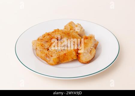 Chuoi nep nuong également connu sous le nom de banane grillée enveloppée dans du riz collant, nourriture vietnamienne isolée sur fond blanc, vue en perspective Banque D'Images