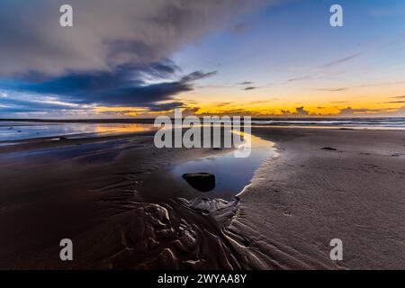 Coucher de soleil sur la mer d'Irlande et la péninsule de Furness, de Sandy Gap, Walney Island, Cumbria Coast, Cumbria, Angleterre, Royaume-Uni, Europe Copyright : Banque D'Images