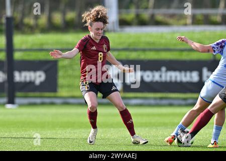Tubize, Belgique. 04th Apr, 2024. Alixe Bosteels (8) de Belgique photographiée lors d'un match amical de football entre les équipes nationales féminines de moins de 23 ans de Belgique et d'Espagne le jeudi 4 avril 2024 à Tubize, Belgique . Crédit : Sportpix/Alamy Live News Banque D'Images
