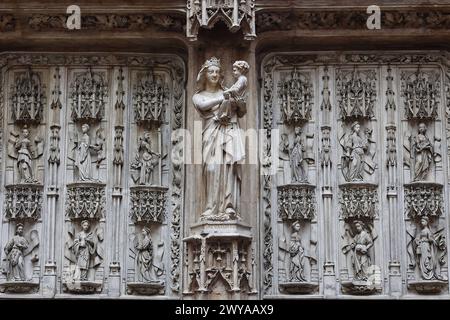 Moulage des portes principales ouest de la cathédrale d'Aix en Provence, Ruddock Family Cast court, Victoria and Albert Museum, Kensington, Londres, Angleterre, Unite Banque D'Images