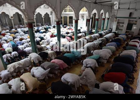 Uttar Pradesh, Inde. 5 avril 2024. Les musulmans offrent la prière le dernier vendredi du mois sacré musulman du Ramadan dans une mosquée du district de Prayagraj de l'État d'Uttar Pradesh, Inde, le 5 avril 2024. Crédit : Str/Xinhua/Alamy Live News Banque D'Images