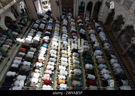 Uttar Pradesh, Inde. 5 avril 2024. Les musulmans offrent la prière le dernier vendredi du mois sacré musulman du Ramadan dans une mosquée du district de Prayagraj de l'État d'Uttar Pradesh, Inde, le 5 avril 2024. Crédit : Str/Xinhua/Alamy Live News Banque D'Images