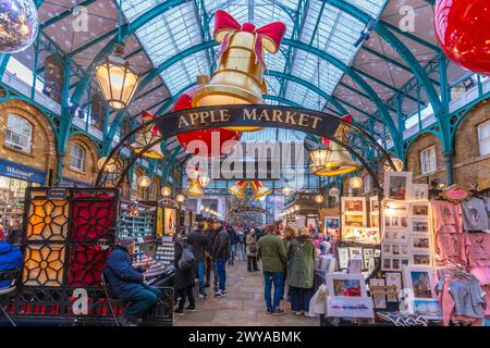 Vue de décorations de Noël dans le marché Apple, Covent Garden, Londres, Angleterre, Royaume-Uni, Europe Copyright : FrankxFell 844-32646 Banque D'Images