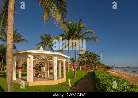 Vue de l'hôtel, kiosque à musique et plage près de Puerto Morelos, Côte des Caraïbes, péninsule du Yucatan, Mexique, Amérique du Nord Copyright : FrankxFell 844-326 Banque D'Images