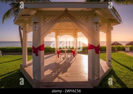 Vue du kiosque de mariage de l'hôtel et de la mer près de Puerto Morelos, côte des Caraïbes, péninsule du Yucatan, Mexique, Amérique du Nord Copyright : FrankxFell 844-32685 Banque D'Images