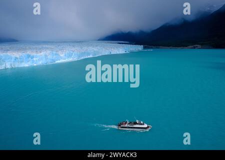 El Calafate, Patagonien, Argentinien - Perito Moreno Gletcher im Nationalpark Los Glaciares. Der Perito Moreno Gletscher gehoert zum patagonischen Eisfeld, dem Campo Hielo sur, der drittgroessten Suesswasserreserve der Welt. Er liegt in der Provinz Santa Cruz am Lago Argentino, dem groessten See des Landes. Der Perito Moreno Gletscher ist bis zu 30 km lang und 5 km breit. Seine Abbruchkante ist an der hoechsten Stelle 70 m hoch. Vom Gletscher abgebrochene kleine Eisberge treiben im Lago Argentino. Der Gletscher gehoert zu den schoensten Sehenswuerdigkeiten Suedamerikas und gilt als eine der me Banque D'Images