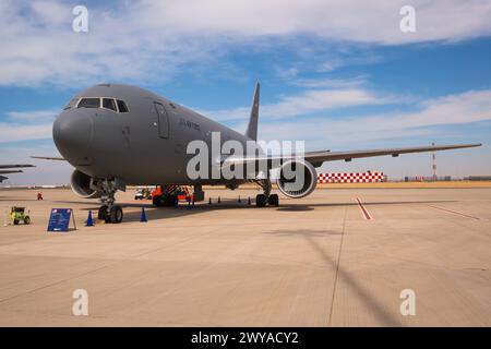 Avion militaire Boeing KC-46 de l'US Air Force exposé au salon aérien de Dubaï en 2023. Ciel partiellement nuageux. Avion de couleur grise. Banque D'Images