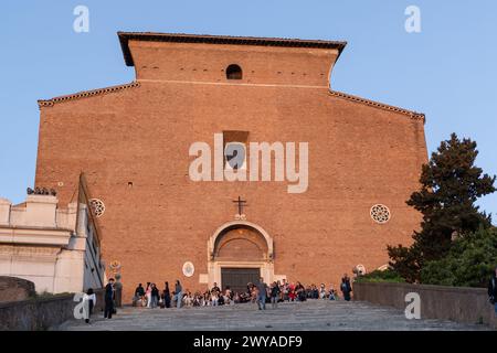 Rome, Italie. 04th Apr, 2024. Touristes sur les marches d'Ara Coeli au coucher du soleil à Rome (photo de Matteo Nardone/Pacific Press) crédit : Pacific Press Media production Corp./Alamy Live News Banque D'Images