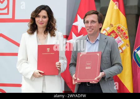 Le président de la Communauté de Madrid, Isabel Diaz Ayuso et Jose Luis Martinez Almeida, signature d'un accord de collaboration numérique au cas Banque D'Images