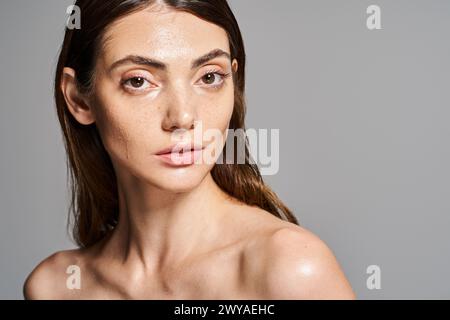 Une jeune femme caucasienne aux cheveux bruns regardant la caméra en studio Banque D'Images