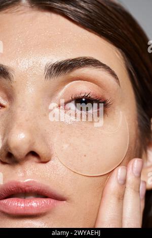 Une jeune femme caucasienne aux cheveux bruns portant des cache-yeux sur son visage, mettant en valeur un regard captivant et mystérieux. Banque D'Images